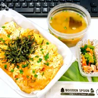 本日の日替わり弁当🍱

①親子丼（七味＆刻み海苔トッピング）
②セブンイレブンの明太ポテサラ
③母ちゃんのからし菜（チキナー）炒め

   汁物    サラダ菜・わかめ・豆腐のみそ汁