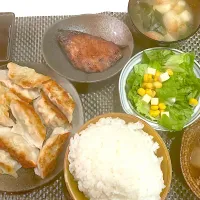 おっさんご飯　ブリ照り焼き　大根鳥🐔煮込み　サラダ　汁　半額餃子|ひげおやじさん