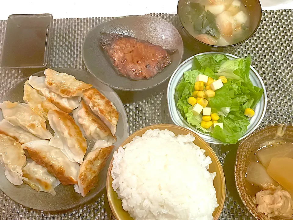 おっさんご飯　ブリ照り焼き　大根鳥🐔煮込み　サラダ　汁　半額餃子|ひげおやじさん