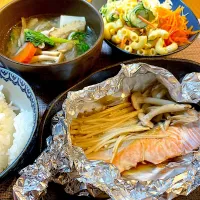 サーモンときのこのホイル焼き、マカロニサラダ、豚汁で晩御飯|Mikaさん