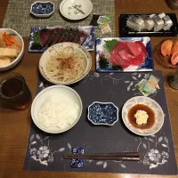 ご飯、めばちまぐろの切り落とし、鰹のたたき、バッテラ、ごった煮、もやしのお浸し、トマト、烏龍茶、オギノパンの揚げパン(夕飯)|enarinさん