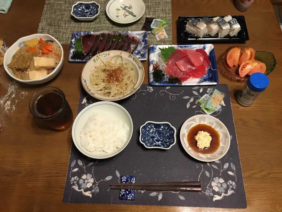 ご飯、めばちまぐろの切り落とし、鰹のたたき、バッテラ、ごった煮、もやしのお浸し、トマト、烏龍茶、オギノパンの揚げパン(夕飯)|enarinさん