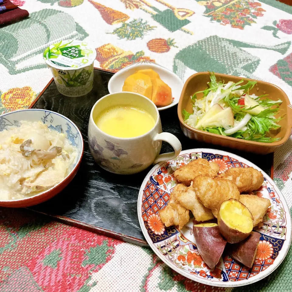 grandmaの晩ごはん☆ 今夜は昨日の豚汁で雑炊、唐揚げ､コーンスープ🥣水菜サラダ、柿とヨーグルトで頂きます|kaoriさん