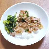 ネギ豚丼に小松菜のお浸しをのせて|ナナさん