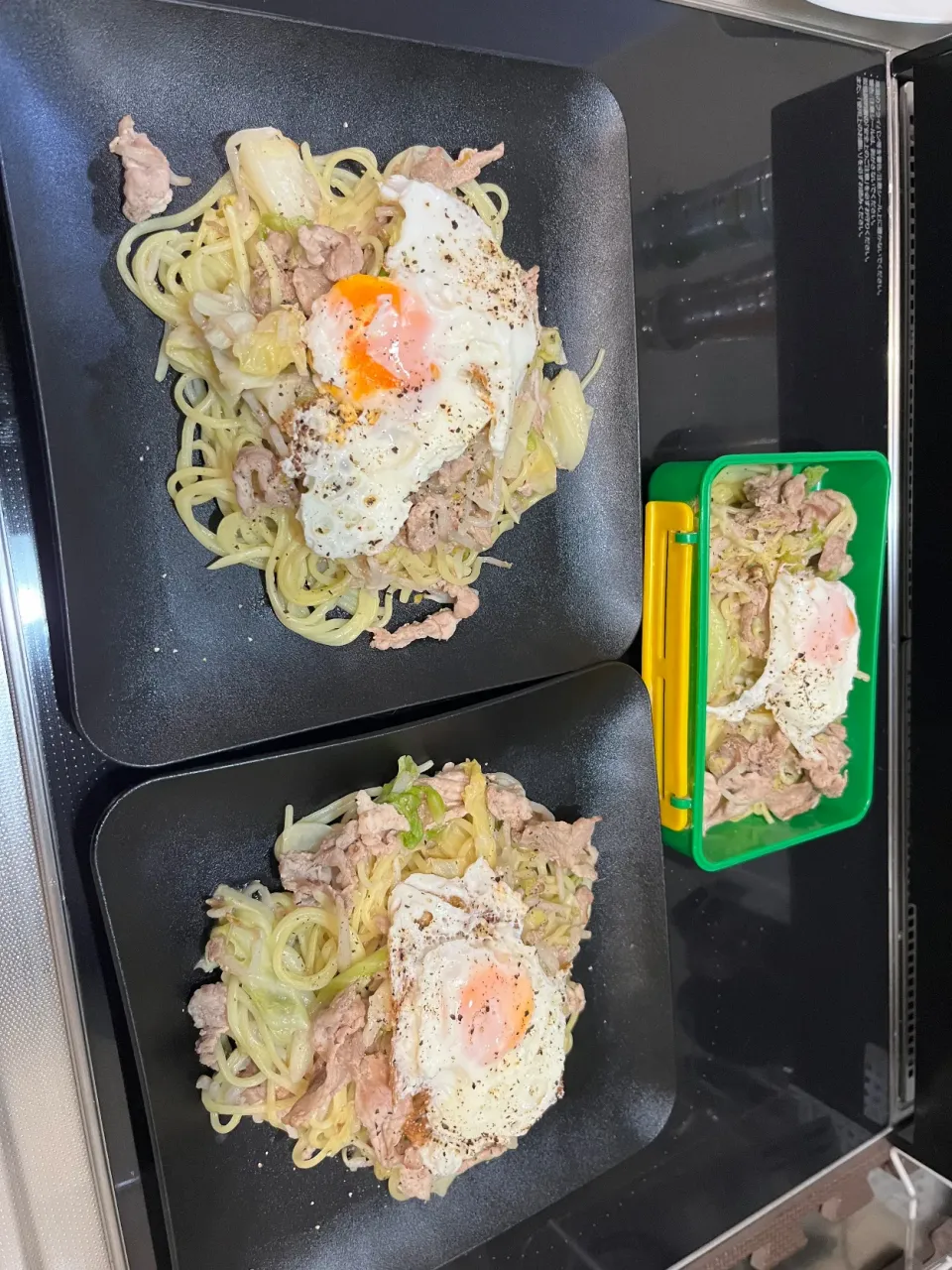 晩御飯と愛妻弁当は目玉焼きのせ塩焼きそば☺️✨|モモ&ハーブmama🐰🐹🐢🐠❤️さん