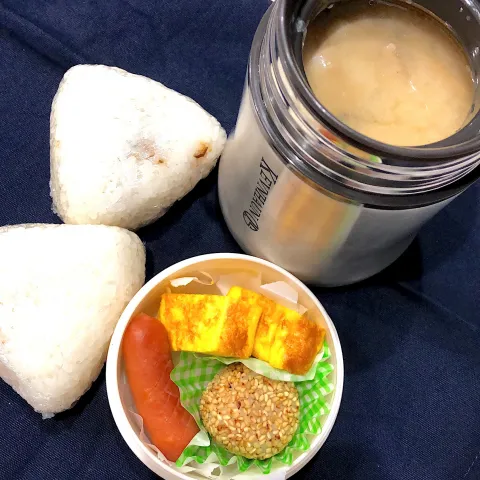 「根しょうが」を使ってみたSnapdishの料理・レシピ写真:しゃけおにぎり、昆布おにぎり、たまご焼き、ウインナー、豚汁、胡麻団子