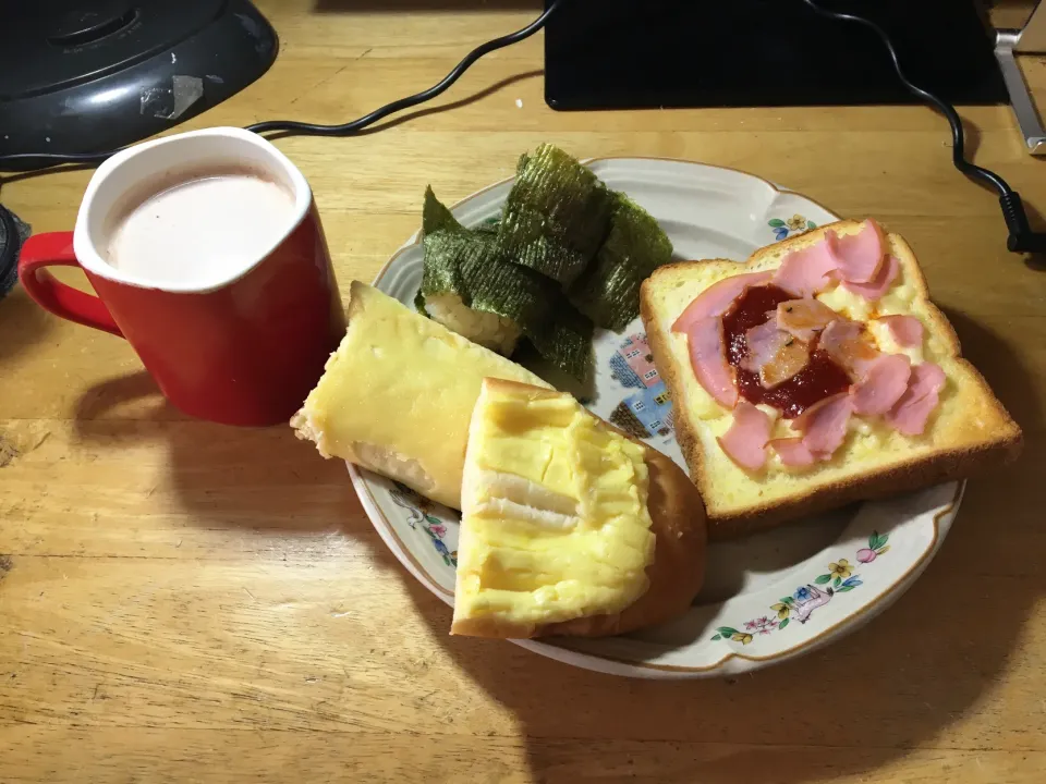 ピザトースト、鰹ふりかけ＆塩昆布のおにぎり、メロンパン、マヨパン、ホットミルクココア(朝ご飯)|enarinさん