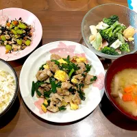 ニラ玉　さつまいもと人参の味噌汁　ブロッコリーとハム卵のマヨ和え　枝豆とひじきの豆腐煮| おさむん17さん