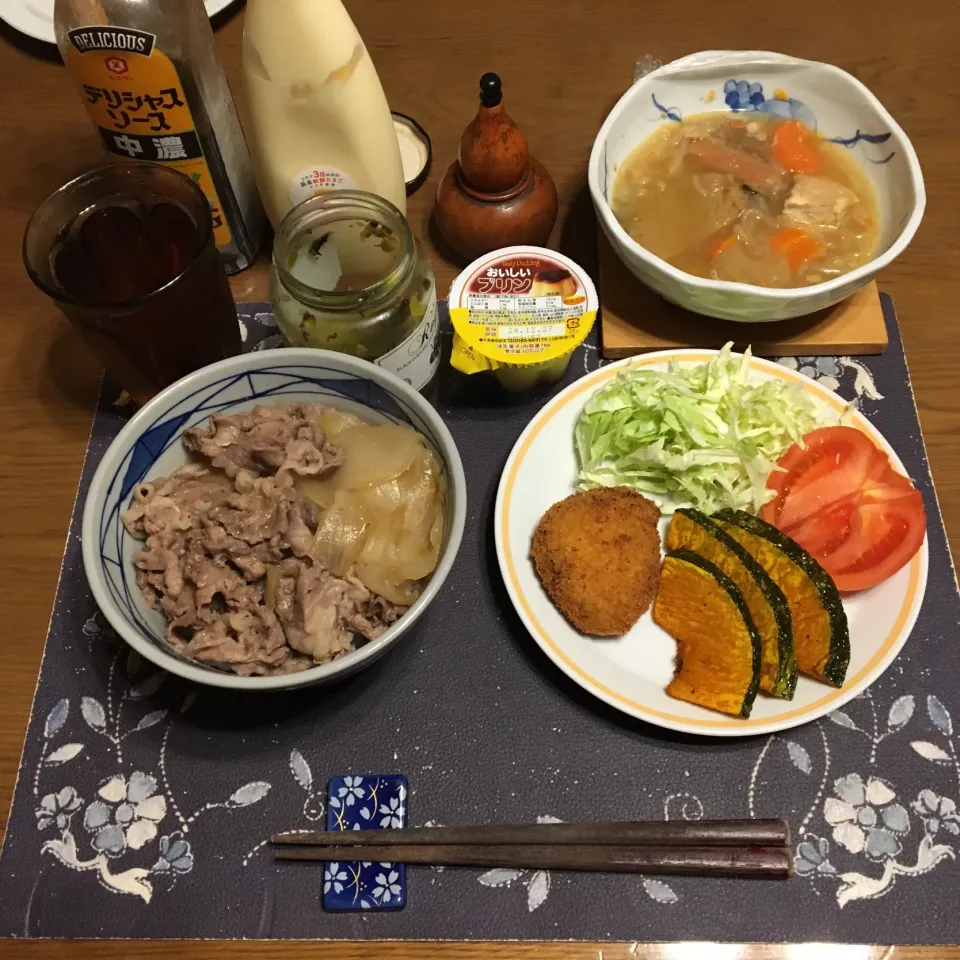 牛丼・あたまの大盛り、コロッケ、薄切りかぼちゃの素揚げ、千切りキャベツ、トマト、ごった煮、胡麻高菜漬け、烏龍茶、プリン(夕飯)|enarinさん