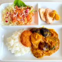 鮭コロッケカレーと人参🥕サラダ|tapmamさん