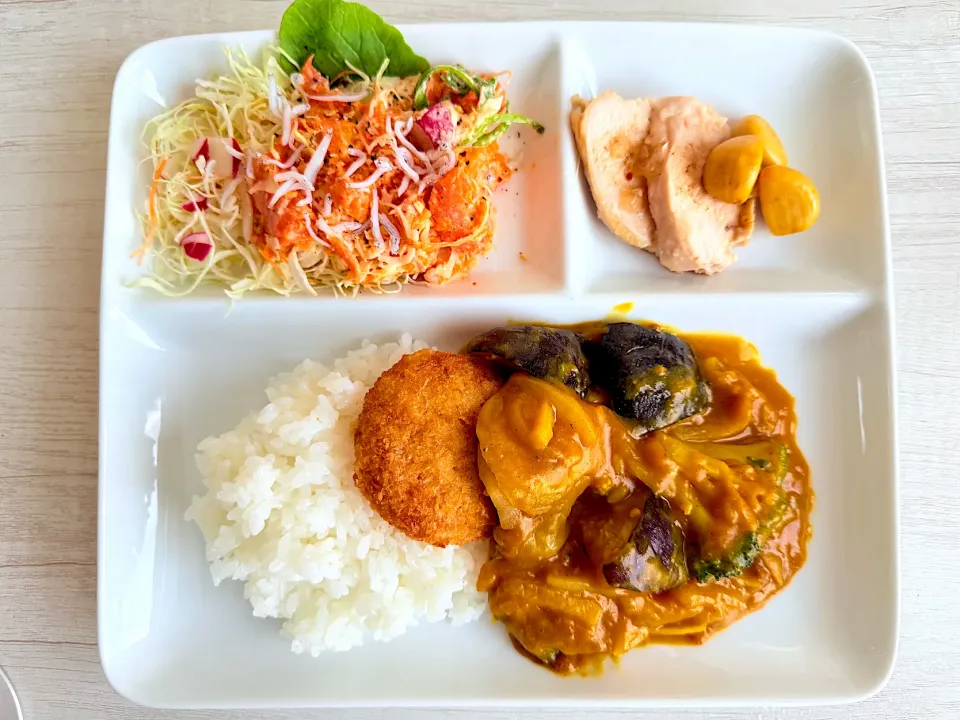 鮭コロッケカレーと人参🥕サラダ|tapmamさん