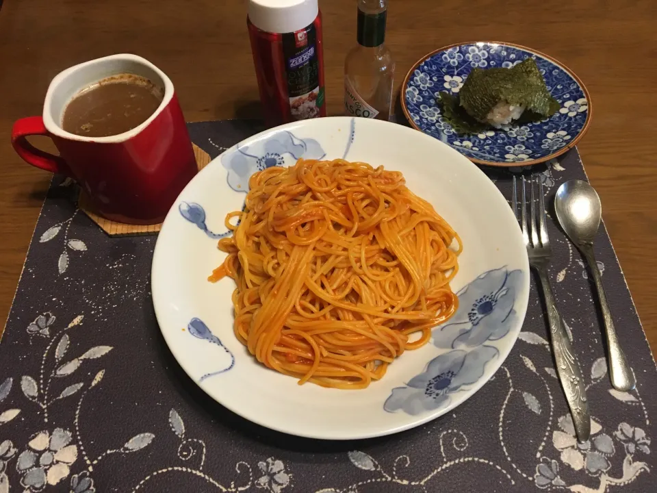 スパゲッティナポリタン、おにぎり、ホットコーヒー(昼飯)|enarinさん