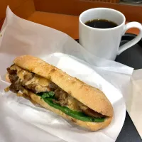 焼きたてサンド 炭火焼チキンと甘辛ごぼう ～胡麻マヨソース～
ブレンドコーヒー|T. Wonderさん