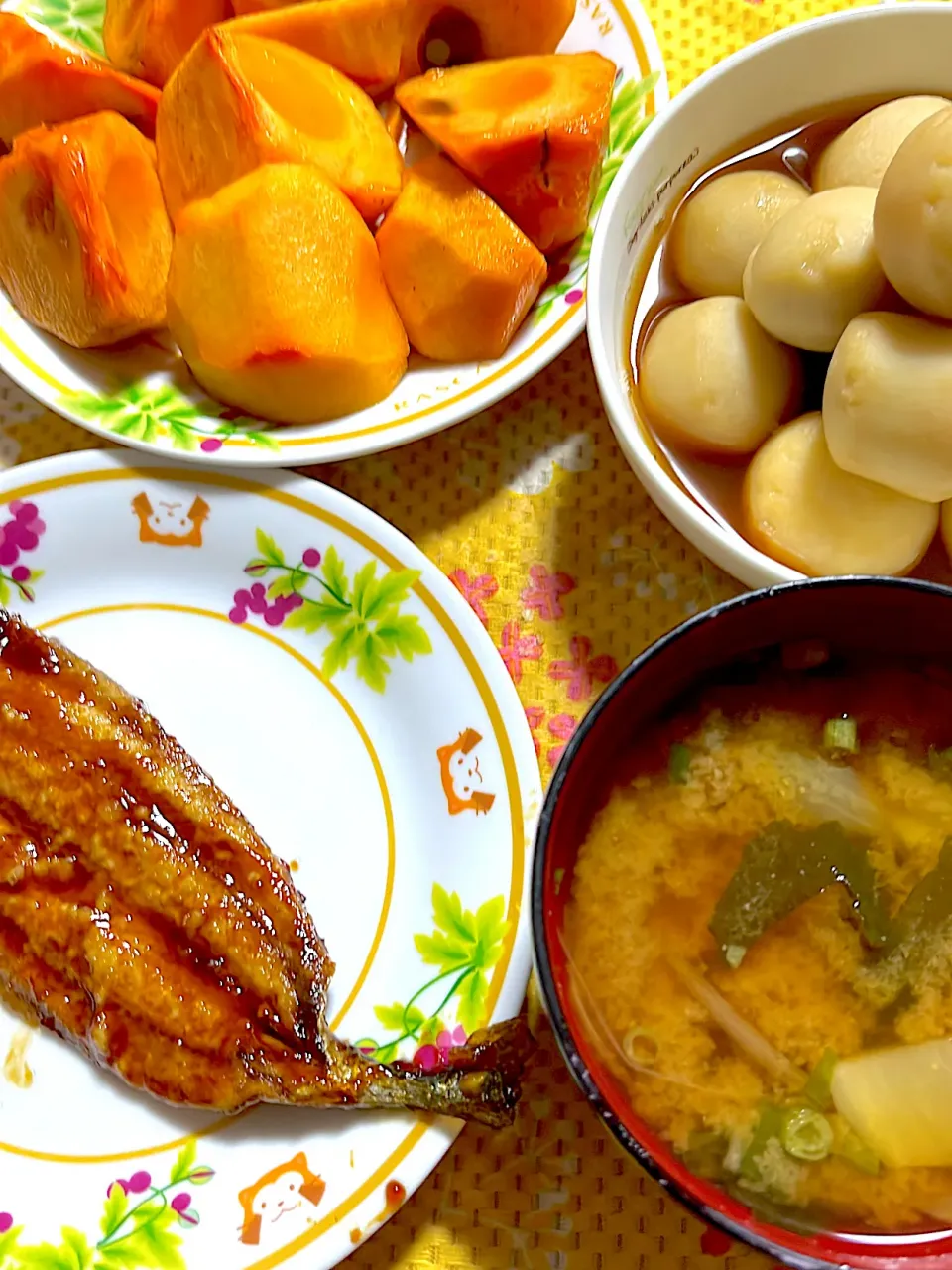 鰯の蒲焼き　里芋煮　味噌汁　デザートの柿|4jinoanataさん