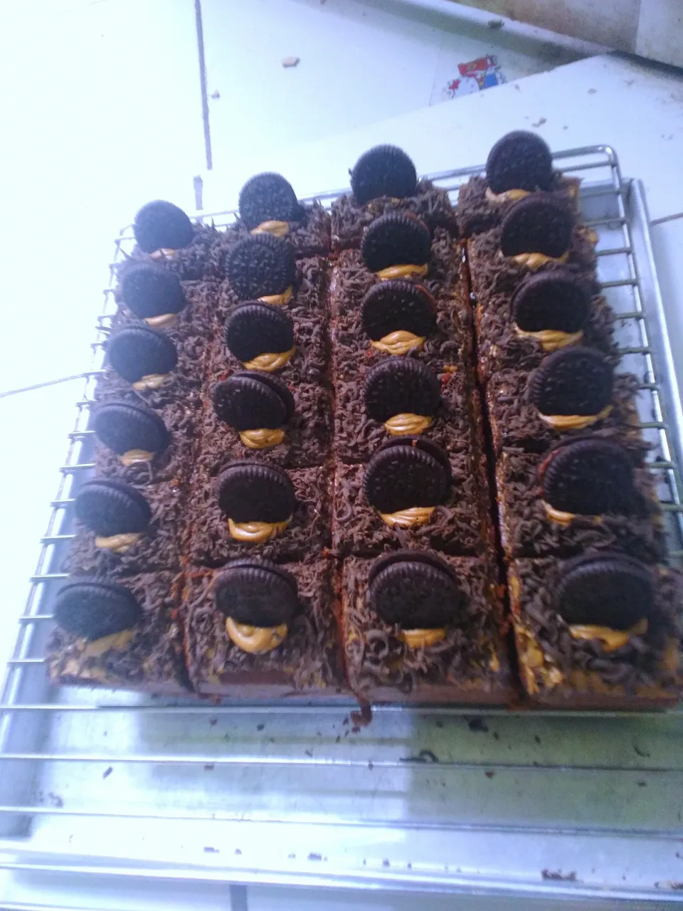 mocca cake with oreo topping|Novitarina Azzahraさん