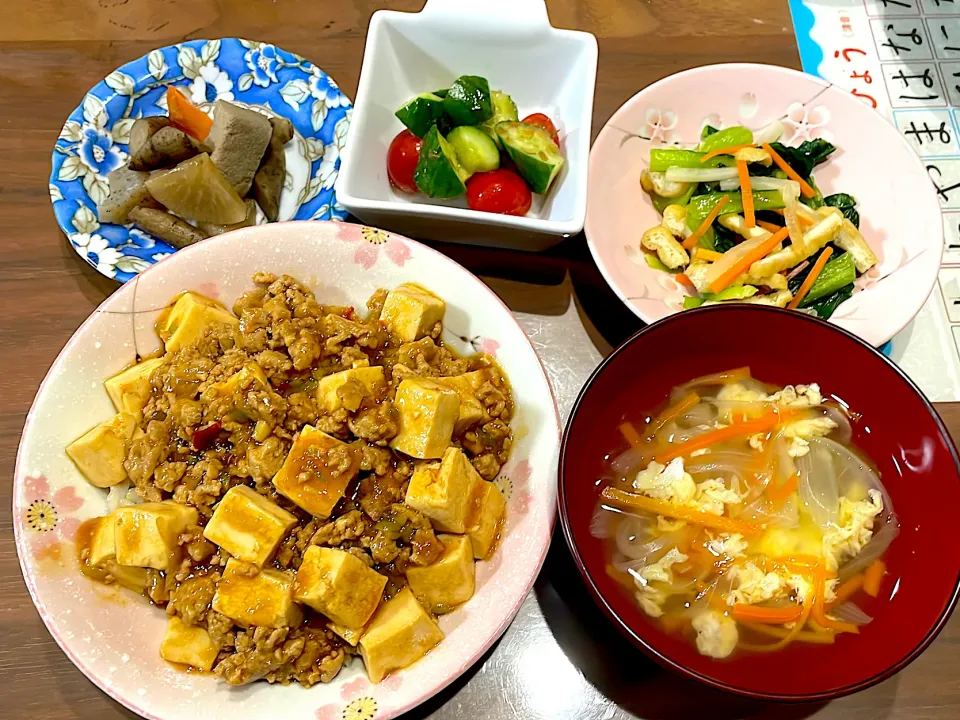 麻婆豆腐丼　玉ねぎと人参のスープ　小松菜と根菜の炒め煮　きゅうりとミニトマトの和風レモン和え　高野豆腐の煮物|おさむん17さん