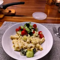 Pasta with feta, cream, zucchini and garlic and salad|Vera Andrianova Forwerkさん