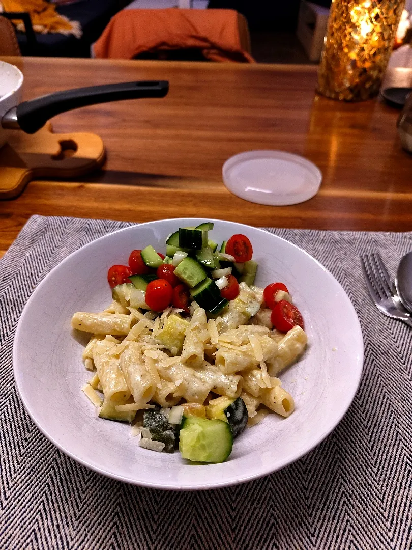 Pasta with feta, cream, zucchini and garlic and salad|Vera Andrianova Forwerkさん