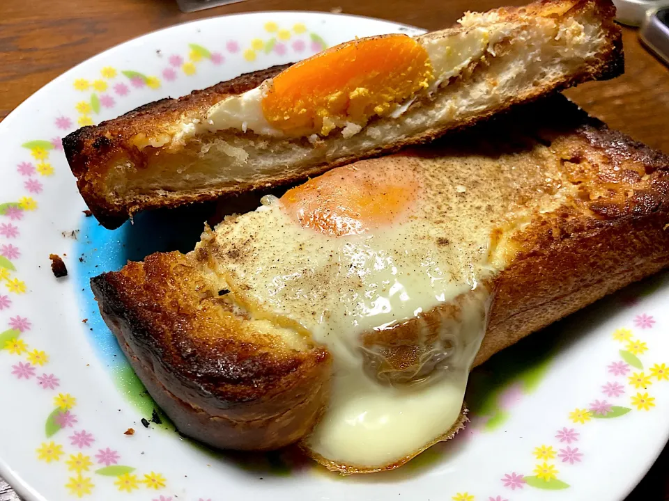 目玉焼きトースト|はっちぃさん