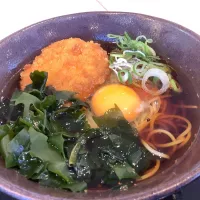 今朝は冷えます『コロッケ蕎麦』😋| アライさんさん