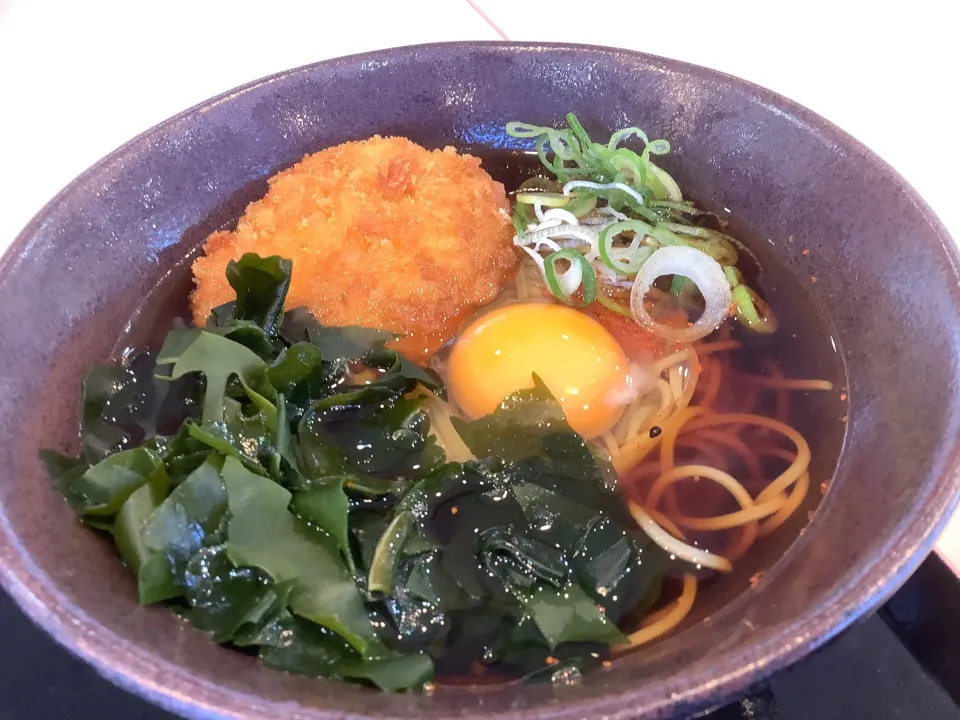 今朝は冷えます『コロッケ蕎麦』😋|アライさんさん