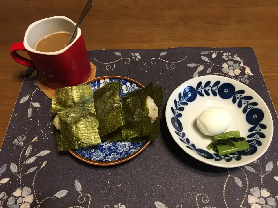 わさびふりかけと塩昆布の混ぜご飯おにぎり、ゆで卵、野沢菜漬け、ホットコーヒー(朝ご飯)|enarinさん