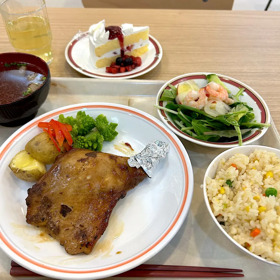 寮の晩ごはん🎄年末人が居なくなるので早めにクリスマス風😋|すかラインさん