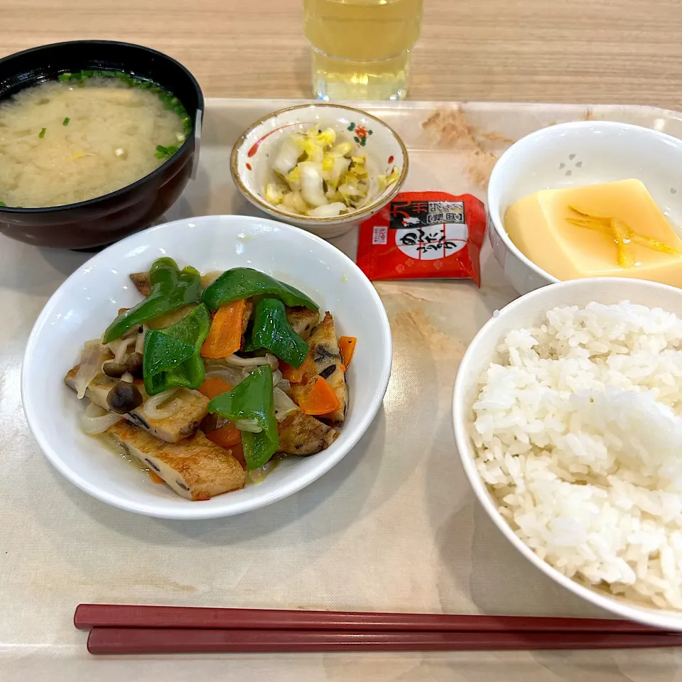 寮の朝ごはん😋|すかラインさん