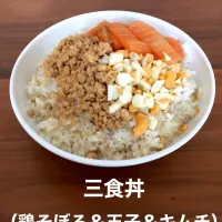 鶏そぼろと玉子とキムチの三食丼|daisukeさん