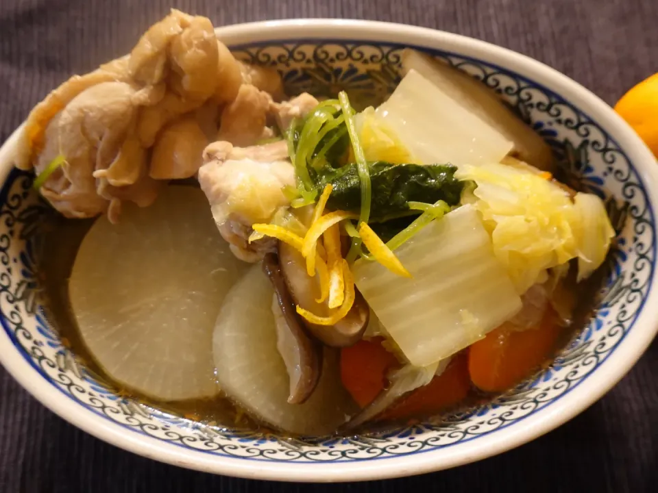 昆布と鶏肉で出汁をとったお鍋メインのお夕飯🌛|みーぬさん