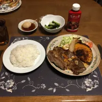 ご飯、ビーフステーキ、野菜ソテー、揚げ焼きコロッケ、千切りキャベツ、トマト、味玉、野沢菜漬け、烏龍茶(夕飯)|enarinさん