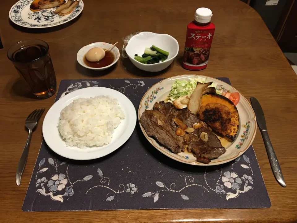 ご飯、ビーフステーキ、野菜ソテー、揚げ焼きコロッケ、千切りキャベツ、トマト、味玉、野沢菜漬け、烏龍茶(夕飯)|enarinさん