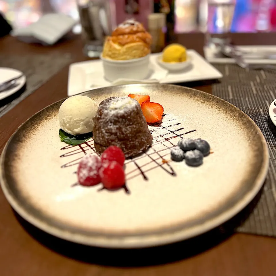 Molten chocolate cake with vanilla ice cream|skyblueさん