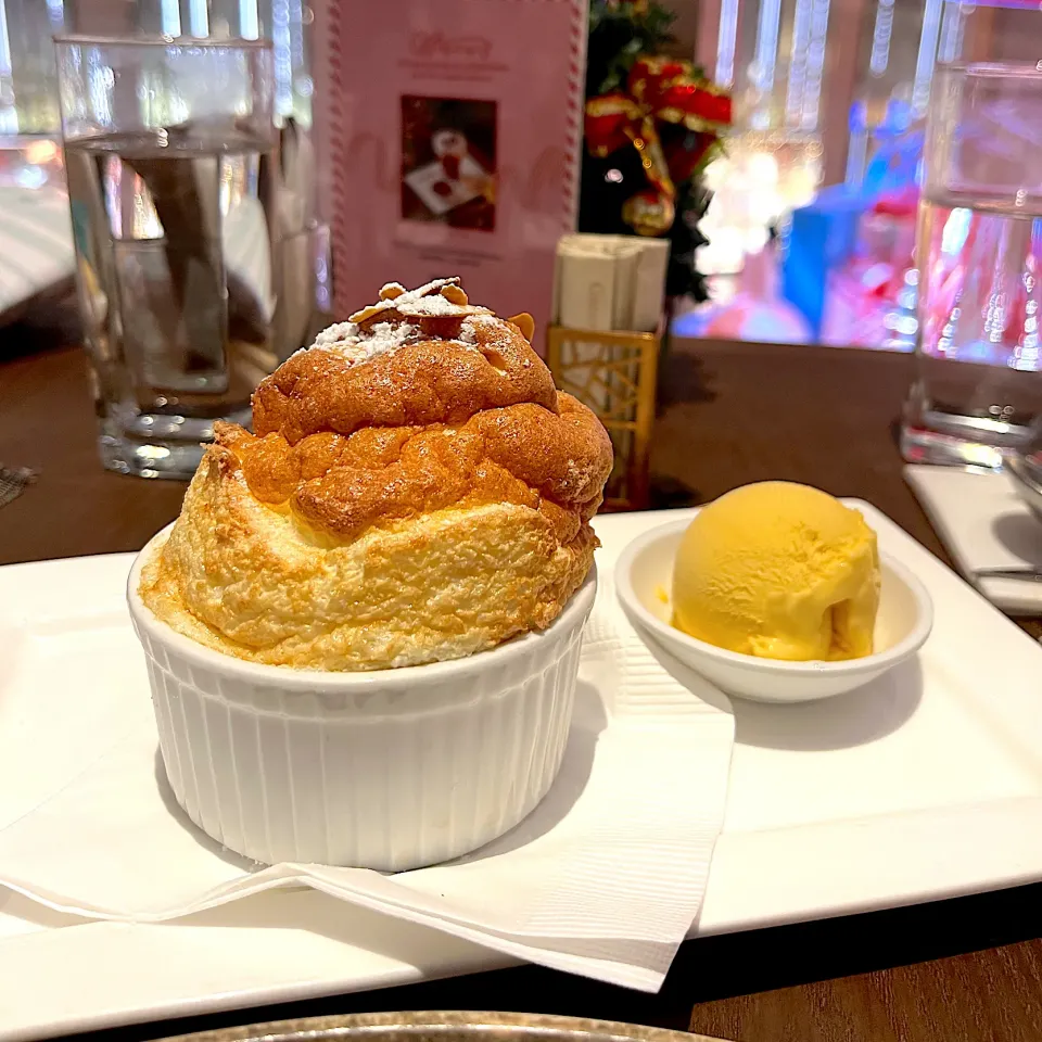 Mango soufflé with mango ice cream|skyblueさん