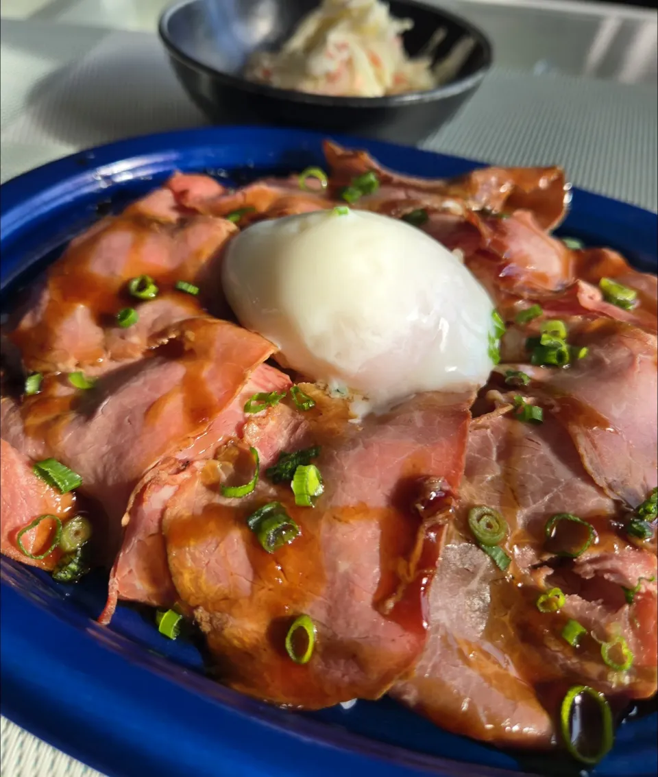 オーケーのローストビーフ丼(ペラペラ肉だけどね)|しあるさん