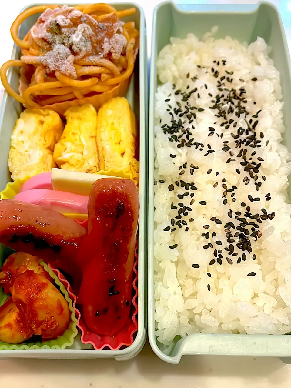 今年最後のおっさん弁当　パスタ　卵焼き　チーカマ　ソーセージ　🧄　　毎回完食あざましたー|ひげおやじさん