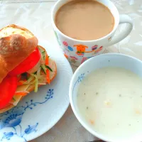 12/22の朝ごはん☕🍞🌄
ソフトフランスでサンドイッチ|卯月さん