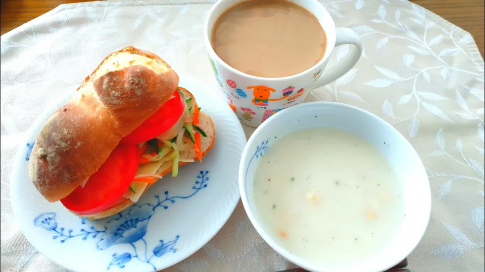 12/22の朝ごはん☕🍞🌄
ソフトフランスでサンドイッチ|卯月さん