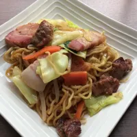 3日目のカレーで
「カレー焼そば 🌶️🌶️🌶️」
春雨スープを添えて 昼ごはん💦|ばくあんしゃさん