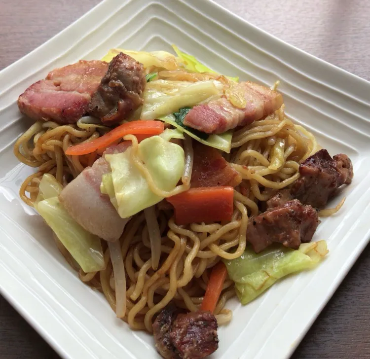 3日目のカレーで
「カレー焼そば 🌶️🌶️🌶️」
春雨スープを添えて 昼ごはん💦|ばくあんしゃさん