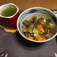 ステーキ丼、熱い日本茶(朝ご飯)|enarinさん