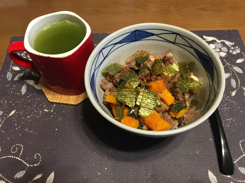 ステーキ丼、熱い日本茶(朝ご飯)|enarinさん