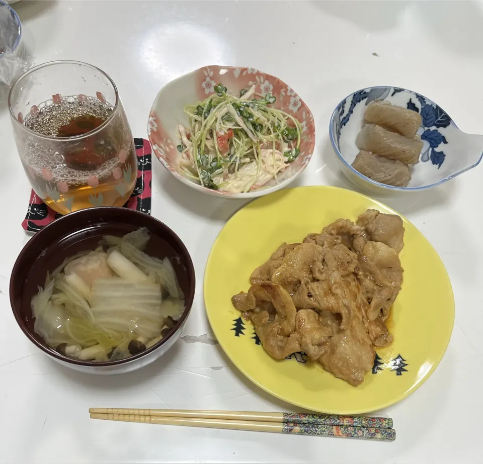 晩御飯☆豚の生姜焼き☆カニカマと貝割れ大根のマヨぽんサラダ☆こんにゃくの炊いたん☆えび団子のすまし汁（白菜・しめじ）|Saharaさん