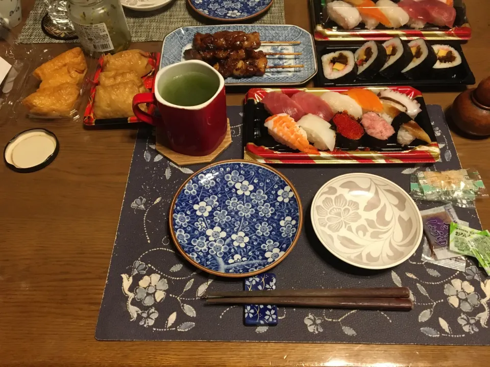 鮪2貫入り握り寿司、こだわりの七目巻、わさび稲荷、Oh!いなりさん、鳥もも肉、鳥もも肉+ニンニク串、ネギま、胡麻高菜漬け、熱い日本茶(夕飯)|enarinさん