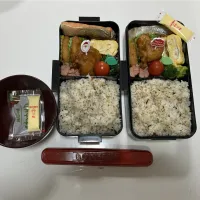 パパ弁（左）・中２男子弁当☆鮭☆卵焼き☆ツナマヨフライ☆ウインナー☆唐揚げ☆プチトマト☆ブロッコリー☆梅しそ混ぜ込みご飯☆みそ汁（パパ弁）|Saharaさん