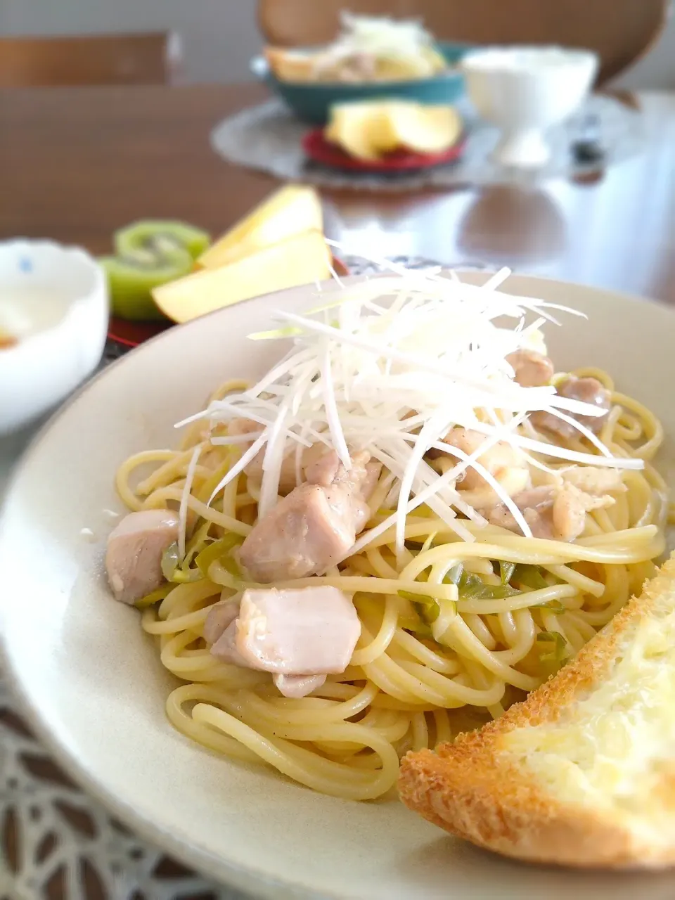 鶏肉と葱の塩レモンパスタ|まめころさん