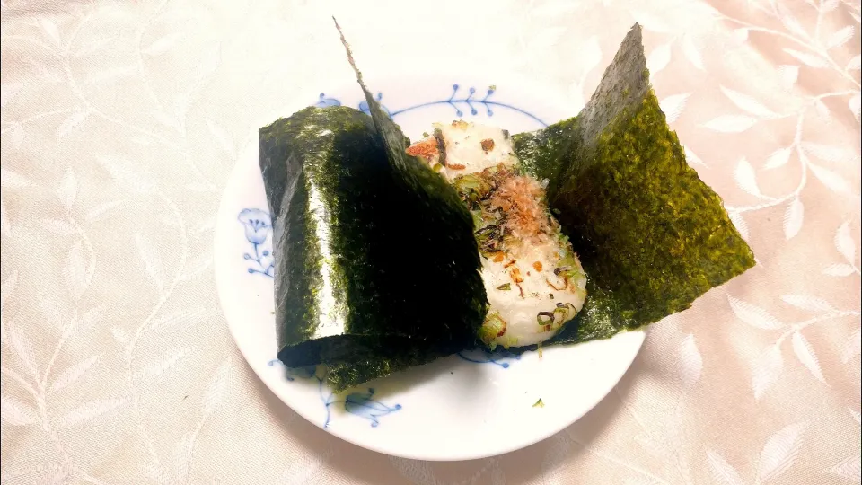 12/24の朝ごはん
ネギ餅の海苔巻き|卯月さん