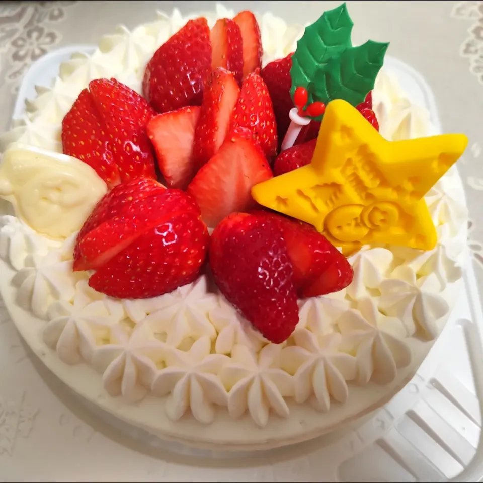 生協のケーキ台にいちご🍓を飾りつけ!|m.rafuさん