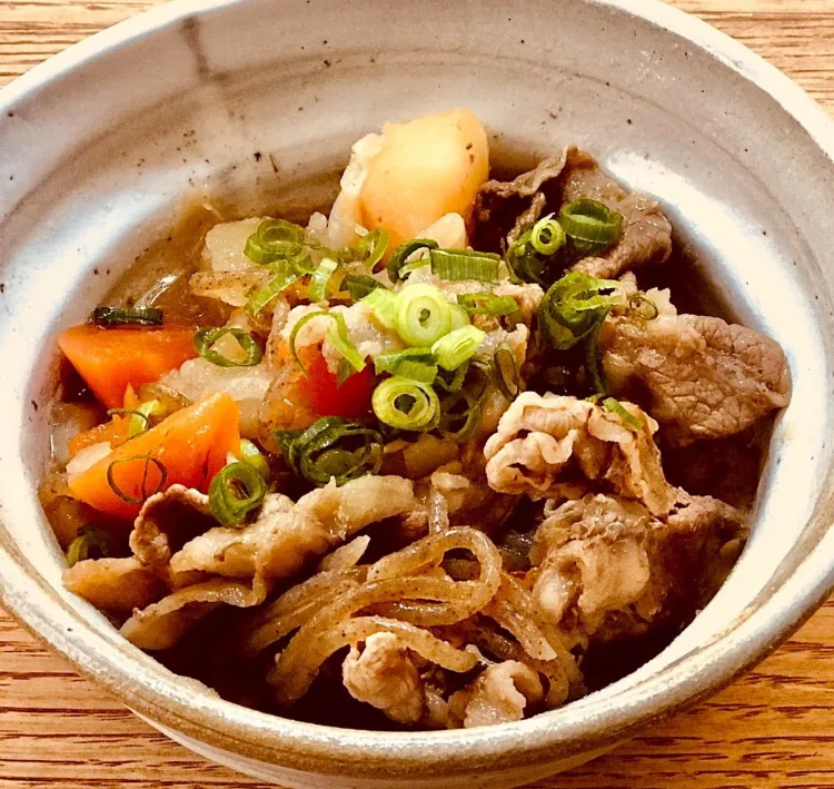 「2日目の肉じゃが を味変」💦
味が濃くなって 煮崩れかけた肉じゃが
お酢を少しと 白コショウをパラリ
ワカメおにぎり&味噌汁を添えて昼ごはん|ばくあんしゃさん