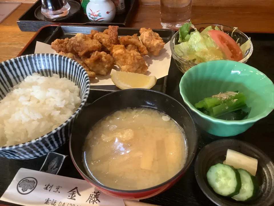 クリスマス🎄🤶には鳥を食べないと『唐揚げ定食』😋|アライさんさん